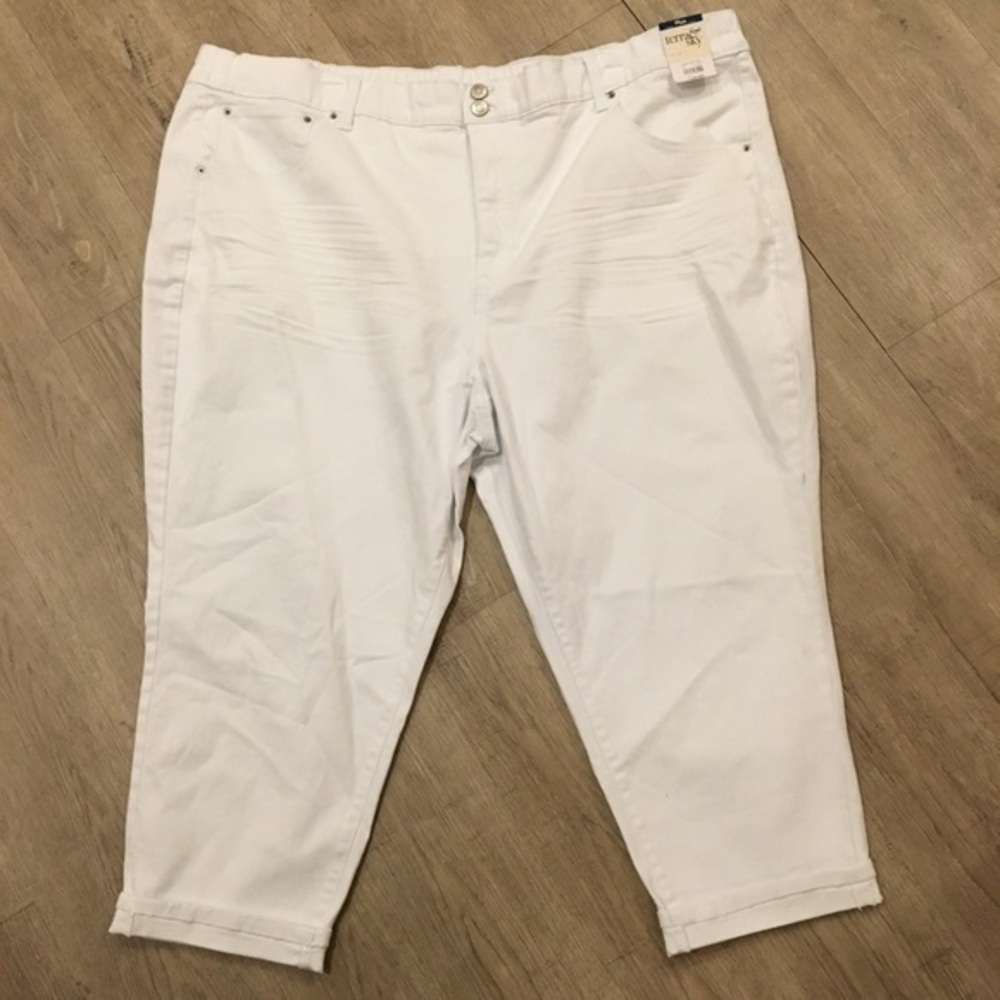 NWT Terra & Sky Pull On Curvy Capris 4X Mid Rise White